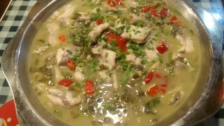 酸菜鱼,把<a style='color:red;display:inline-block;' href='/shicai/ 395'>黑鱼</a>削片洗净，家料酒少许盐，<a style='color:red;display:inline-block;' href='/shicai/ 756'>鸡精</a>搅拌均匀，加<a style='color:red;display:inline-block;' href='/shicai/ 139640'>马铃薯淀粉</a>在搅拌均匀即可。