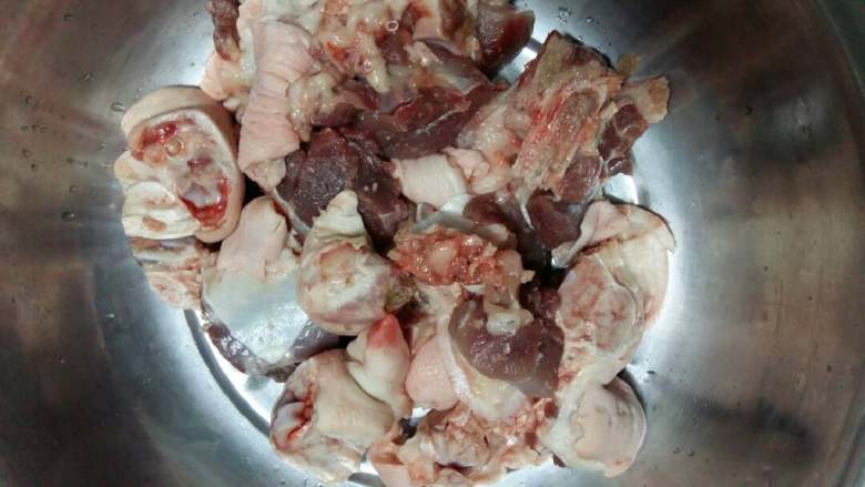 飞豆腐猪蹄冻,猪蹄半只切块(肉店老板帮切好)洗净