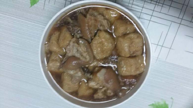 飞豆腐猪蹄冻,装入汤碗纳凉,盖上保鲜膜放入冰箱冷藏至冻。