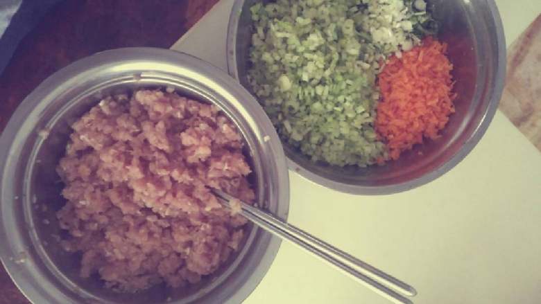 芹菜猪肉饺,所有材料都切丁备用,后和肉一起搅拌均匀