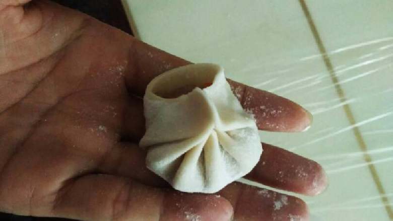 芹菜猪肉饺,开始包,之前很多人问我的水饺怎么包的,今天拍了一下大致的包的过程,看下是否有需要学习的。首先均匀捏出6个褶