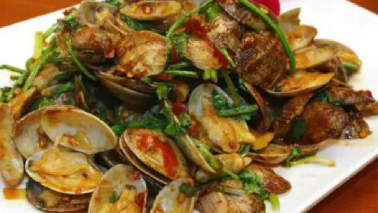 #年夜饭#辣炒蚬子,锅放油,喜欢吃辣可以加点麻油,放盐,葱姜炒香,也可以加点干辣椒,蚬子倒里翻炒,加酱油耗油,辣椒酱翻炒,盖盖焖一小会,壳都开了,就可以了!再少加一点点糖和料酒,出锅之前洒点<a style='color:red;display:inline-block;' href='/shicai/ 131'>香菜</a>翻炒一下!