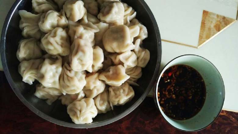芹菜猪肉饺,家里没备蒸屉,就就这么简单。好吃就行