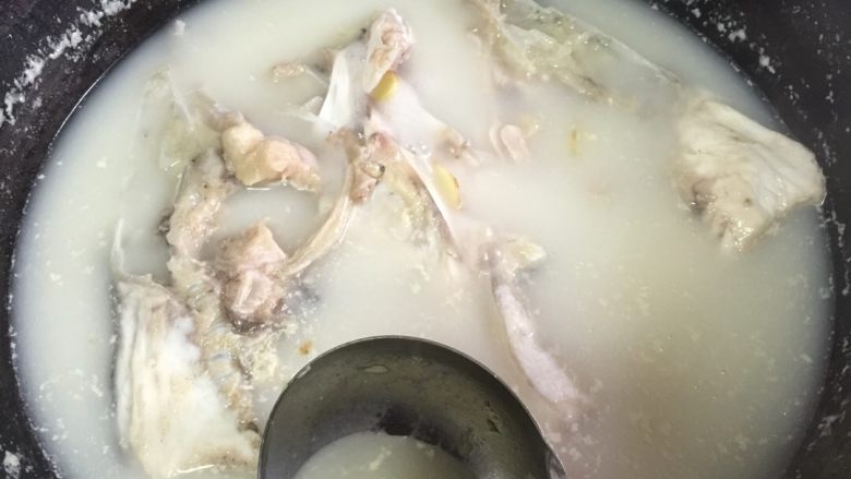 鱼头豆腐汤,鬼使神差旺季拍大鱼头,可能这条鱼不想上镜,😳!要想出来奶白汤,记住以下几点:热锅热油,煎透鱼头,开水炖鱼,大火不留!煎透鱼头:就是多煎一会儿!大火不留:就是一直要大火,把它的胶质释放出来。等出来奶白色再转小火炖!记得水沸时去泡沫,拍照手慢,就成锅里这样了,影响美观!
