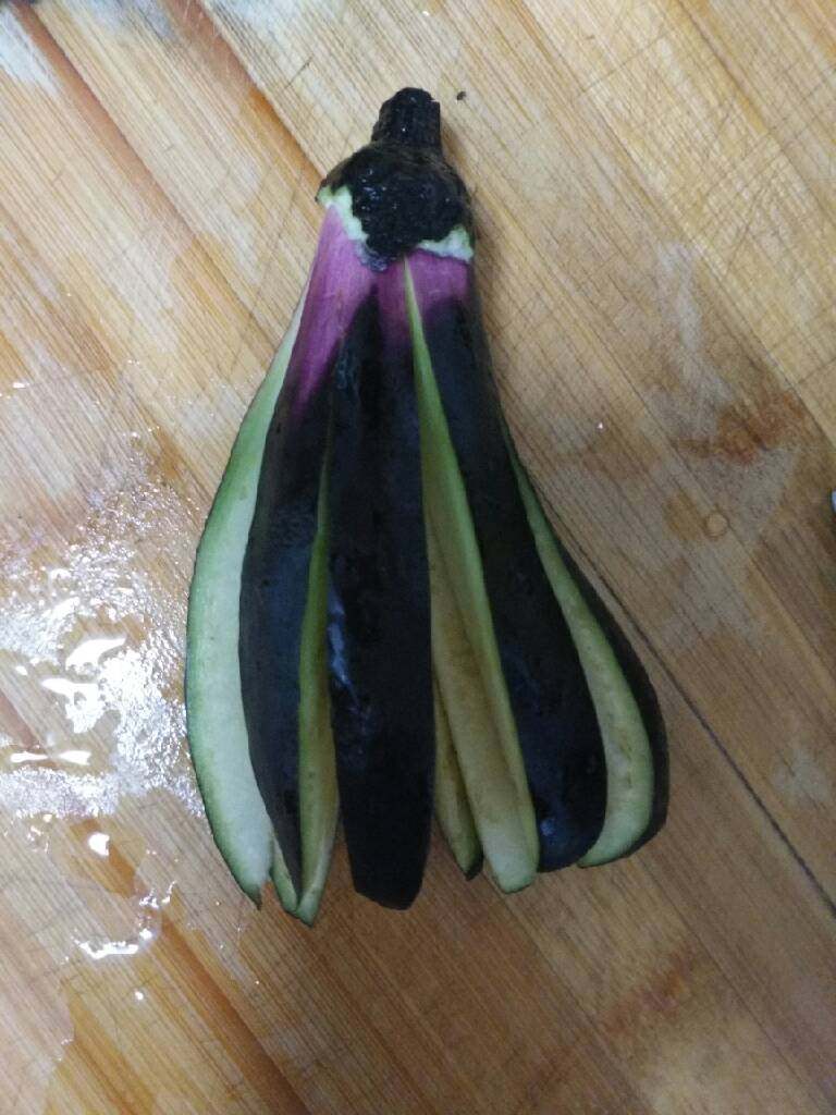 肉沫酱烧茄子,切成这样,头不要切断