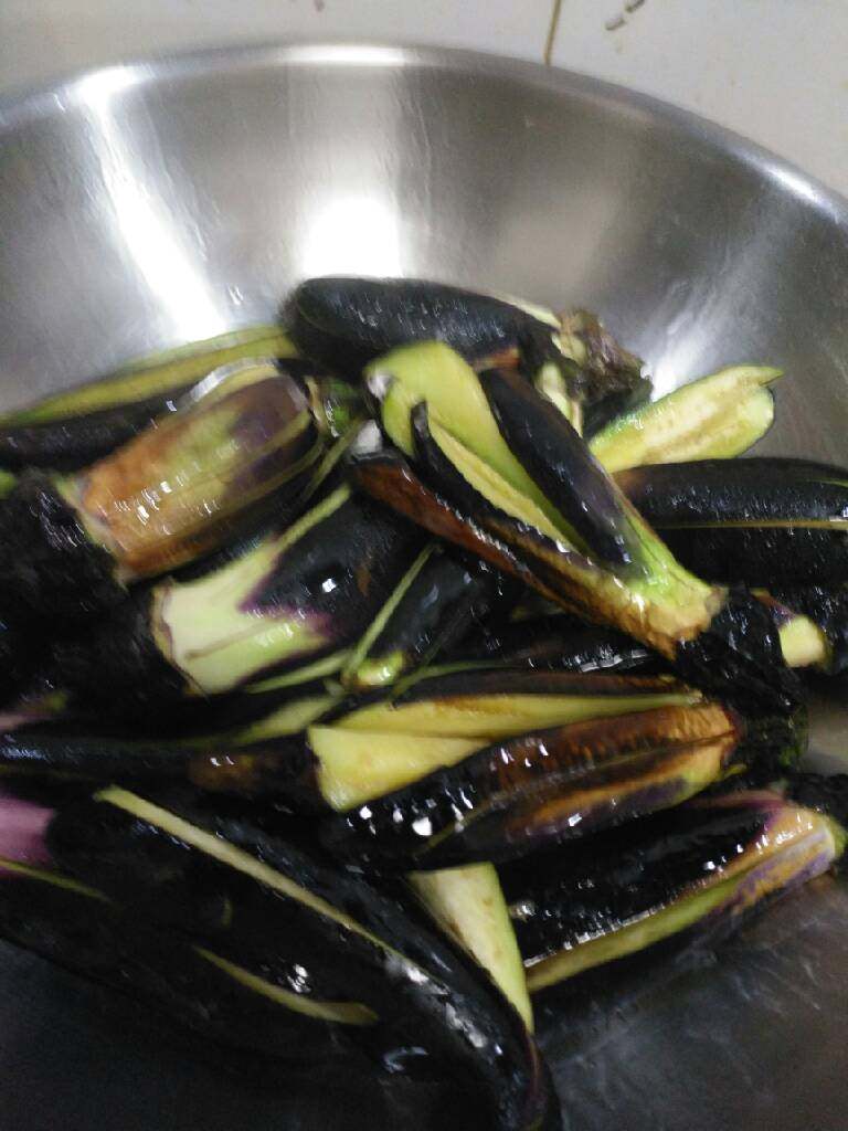 肉沫酱烧茄子,不用放太多油,一个锅底就行,茄子放里,盖盖,几秒翻一下,别胡了就行!