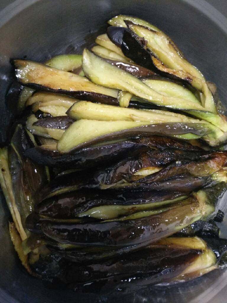 肉沫酱烧茄子,都软了就可以了!用筷子一个一个夹出来,控控油