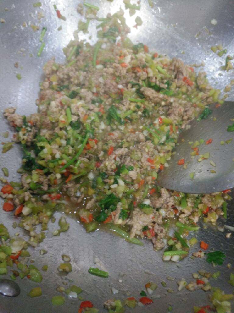 肉沫酱烧茄子,锅留底油,把材料留一点蒜,放里炒香,放盐酱油耗油,也可以放一点麻油