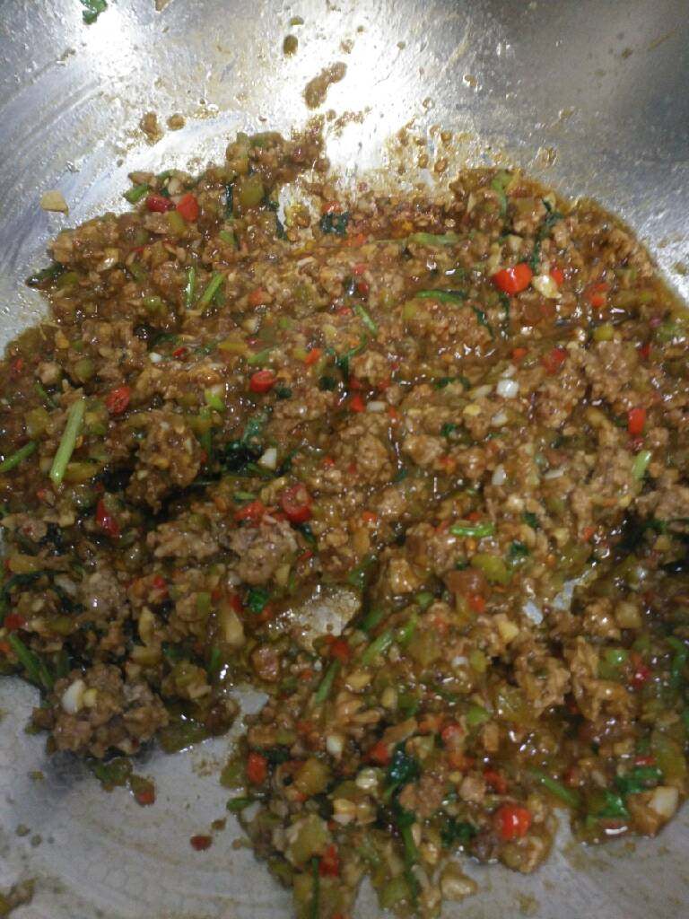 肉沫酱烧茄子,放点豆瓣酱,加点水,我这个放的之前做好的下饭酱,一样好吃!