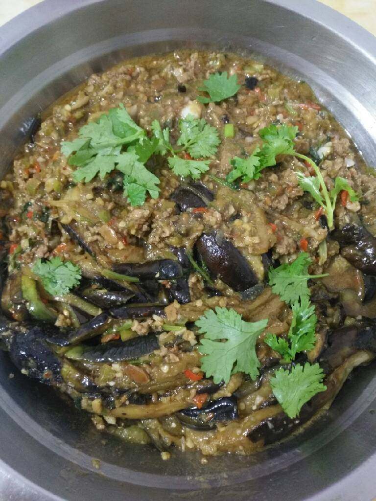 肉沫酱烧茄子,把肉沫尖椒碎倒上面洒香菜,就好了