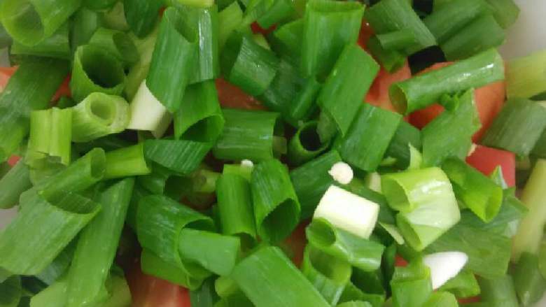 西红柿鸡蛋面,<a style='color:red;display:inline-block;' href='/shicai/ 3551'>西红柿</a>和<a style='color:red;display:inline-block;' href='/shicai/ 3250'>葱</a><a style='color:red;display:inline-block;' href='/shicai/ 37'>姜</a>切好备用