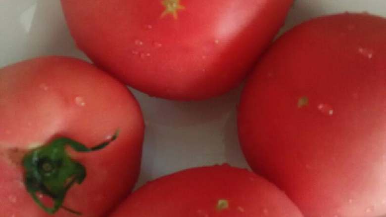 西红柿鸡蛋面,加入西红柿紫菜<a style='color:red;display:inline-block;' href='/shicai/ 335'>鱼丸</a>等