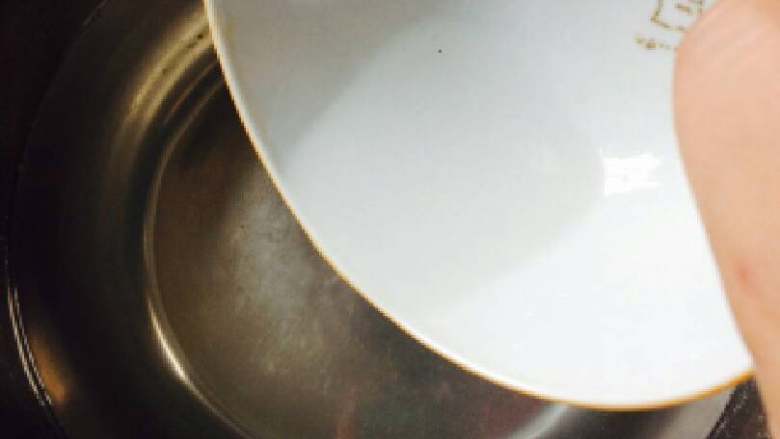 椒香咸鸭蛋,开水加花椒,盐一起熬,盐化,椒香,放冷倒入坛中,加入白酒合匀。