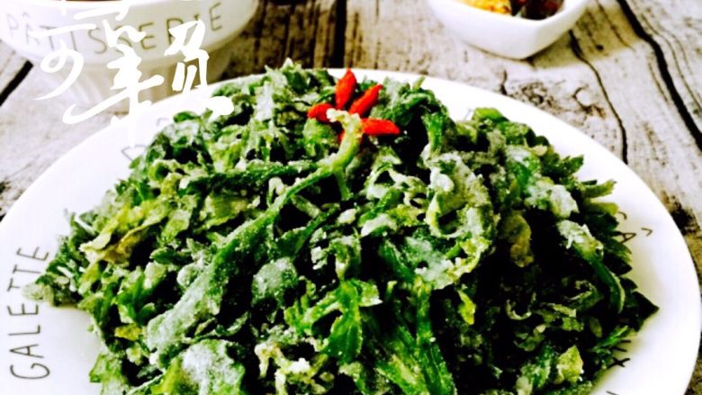 芹菜叶麦饭#春意绿#,装盘即可食用(可以蘸蒜泥吃)也可以配其它小咸菜吃、按个人喜好订、是不是很有食欲哟……😍😍😍🌹☕️💤