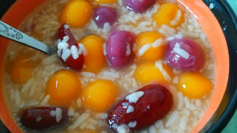 彩色小汤圆,还加了点枣一起煮,味道不错