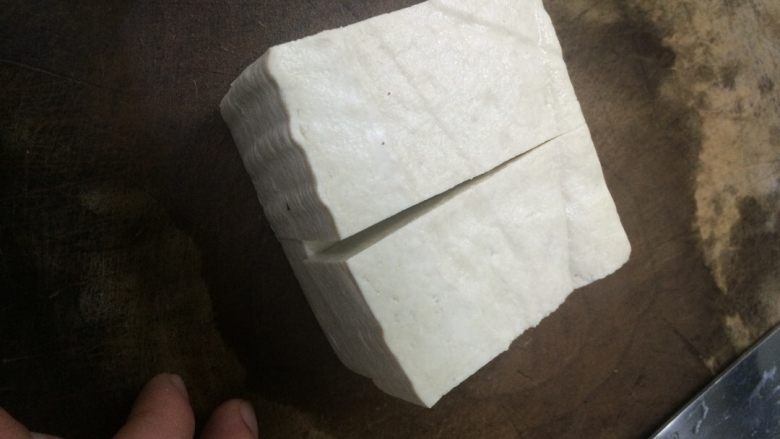 虾皮豆腐,豆腐改刀，切大块！