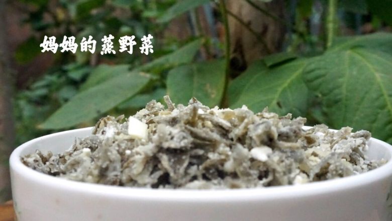 蒸野菜,蒜捣碎。将蒜泥，橄榄油，盐拌入蒸好的野菜里。好啦。