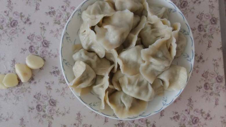 芹菜水饺,下锅煮，香喷喷的芹菜水饺就做好了