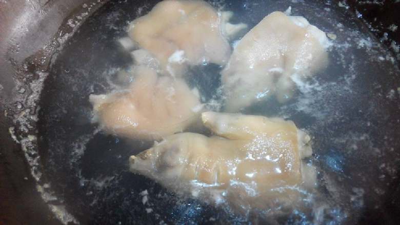 可乐猪蹄,猪蹄超好了,捞出来再清水泡一会儿,然后控水备用
