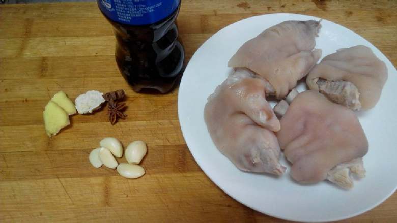 可乐猪蹄,备好材料准备起油锅给他颜色和味道~