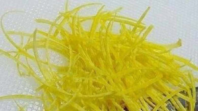 蜂蜜柚子茶,剥出柚子肉撕成小块;削下的黄皮切成大约3厘米长、粗细1毫米左右的细丝,越细越好;把切好的柚子皮,放到盐水里腌1小时