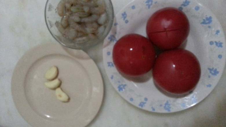 西红柿虾仁酱汁面,把所需的食材备齐