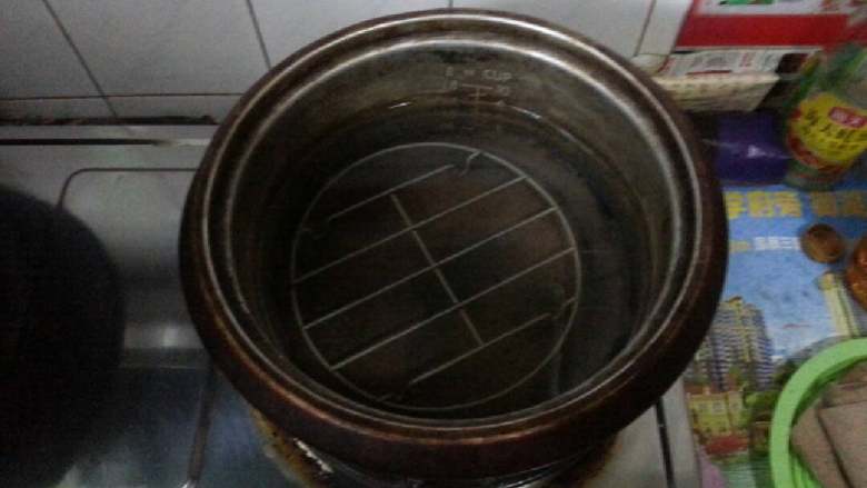 西红柿虾仁酱汁面,坐锅烧水