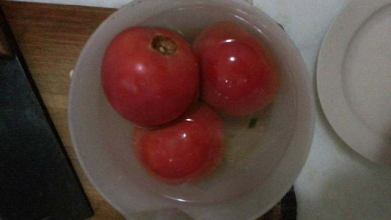 西红柿虾仁酱汁面,把<a style='color:red;display:inline-block;' href='/shicai/ 3551'>西红柿</a>烫了