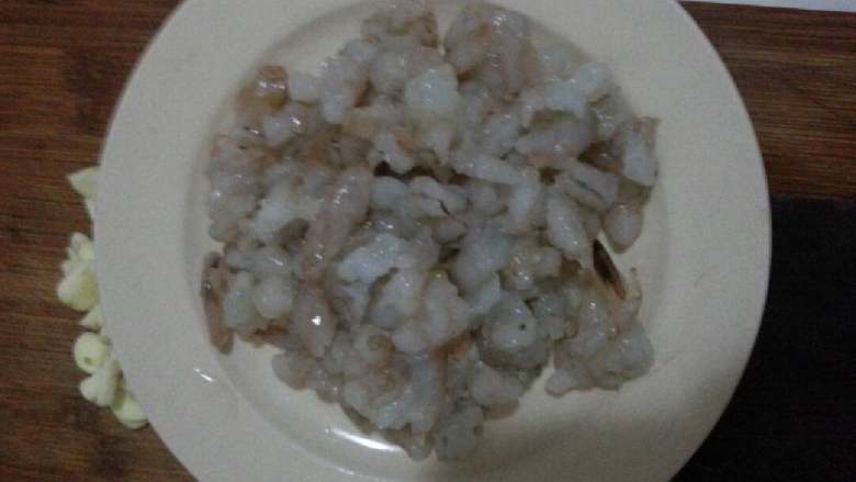 西红柿虾仁酱汁面,把<a style='color:red;display:inline-block;' href='/shicai/ 287'>虾仁</a>切成小丁备用