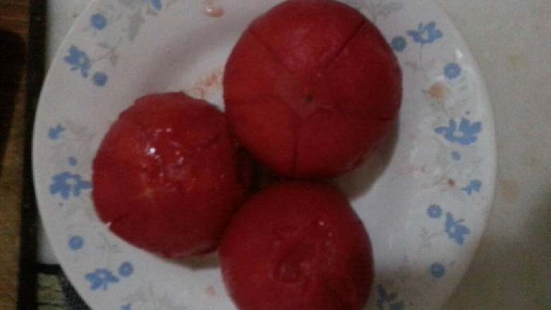 西红柿虾仁酱汁面,烫过的西红柿去皮