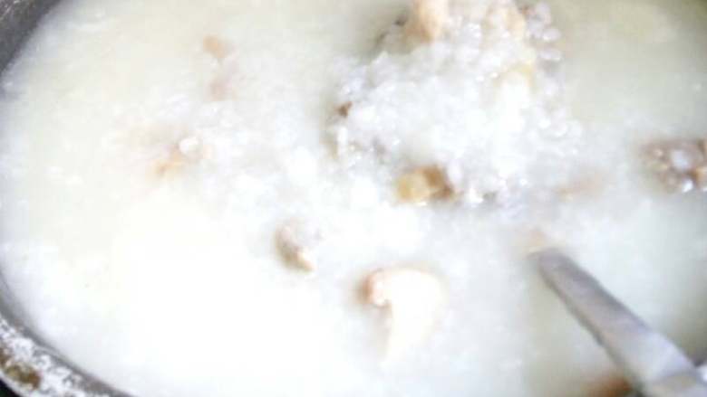 一品鸡粥,白粥煮好后,加入鸡!搅拌均匀!继续煮开!大概20-30分钟吧!就可以吃啦!