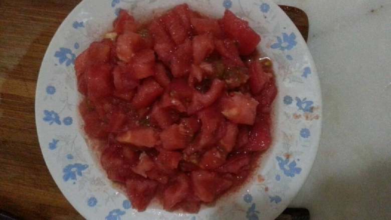 西红柿虾仁酱汁面,把西红柿切成小丁