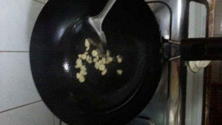 西红柿虾仁酱汁面,锅放上炉灶，放入适量的油，加入蒜丁煸炒