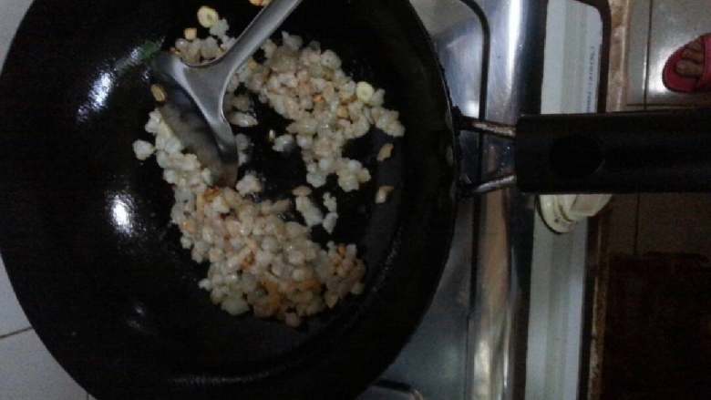 西红柿虾仁酱汁面,蒜丁炒香后立即加入虾仁煸炒