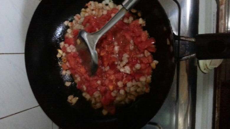 西红柿虾仁酱汁面,煸炒虾仁变色后加入西红柿翻炒让西红柿汁充分渗出