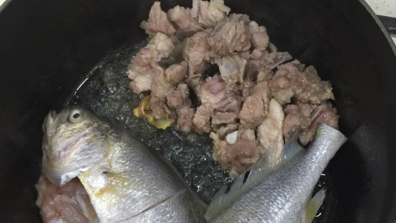黄鱼排骨汤,把排骨拨到一边,放入黄鱼,煎至微黄