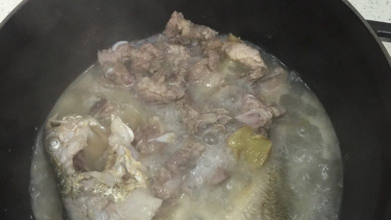 黄鱼排骨汤,加入热水,浸过鱼和排骨。煮上30分钟即可。