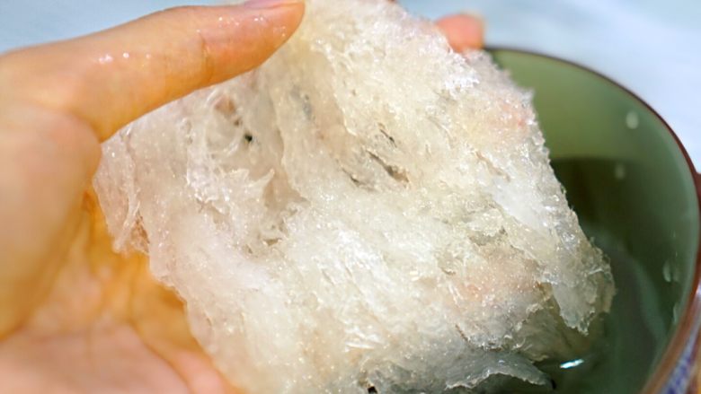 冰糖雪梨炖燕窝,泡发!把燕盏放在纯净水或者矿泉水里,一两个小时左右的时候基本泡开,可以顺着纹路撕开,冲洗几遍,换一次水。再泡一两个小时,就完全泡发好了,简单挑一下里面的燕毛残留,冲洗几遍。但是我很懒,我就看着差不多得了...