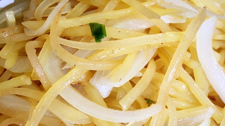 洋葱土豆丝,热锅下油撒入花椒粉 葱末 爆香。放入土豆丝翻炒，撒盐，炒至变色然后放入洋葱翻炒 撒入<a style='color:red;display:inline-block;' href='/shicai/ 813'>鸡粉</a>和<a style='color:red;display:inline-block;' href='/shicai/ 692'>酱油</a>调色 ，根据个人口味来炒土豆丝 我喜欢软一点的土豆丝，洋葱下锅炒出洋葱味儿即可出锅，吵得太久洋葱不好吃
