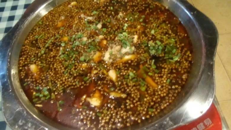 青花椒鱼,鱼片成片，放<a style='color:red;display:inline-block;' href='/shicai/ 718'>料酒</a>，盐<a style='color:red;display:inline-block;' href='/shicai/ 756'>鸡精</a>搅拌均匀。锅里上油七成热下<a style='color:red;display:inline-block;' href='/shicai/ 82'>小米椒</a>小火熬味，在下酱中火熬一会加水大火煮开加盐<a style='color:red;display:inline-block;' href='/shicai/ 756'>鸡精</a>，虑渣下<a style='color:red;display:inline-block;' href='/shicai/ 125'>芹菜</a><a style='color:red;display:inline-block;' href='/shicai/ 10088'>宽粉</a><a style='color:red;display:inline-block;' href='/shicai/ 3361'>酸菜</a>煮开。