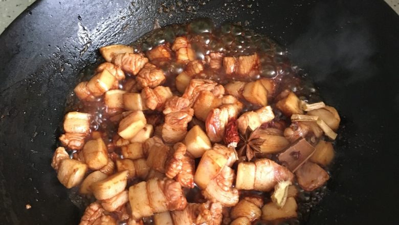 砂锅粉条冬瓜炖肉,加入<a style='color:red;display:inline-block;' href='/shicai/ 31471'>红烧汁</a>,各种料翻炒
