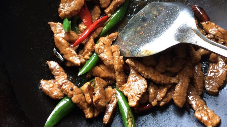 孜然辣椒炒里脊,下腌好的里脊肉丝翻炒至8成熟,加红绿辣椒,继续翻炒至肉熟,加盐翻炒均匀起锅装盘