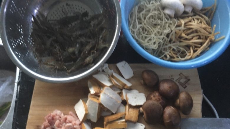 炒圆,准备好材料,把所有材料洗净切成薄片