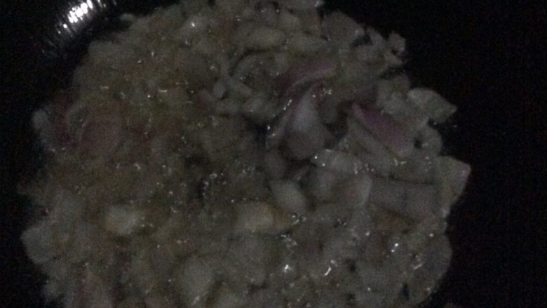 超级好吃意大利面,在锅里放食用油,油热了放洋葱炒香