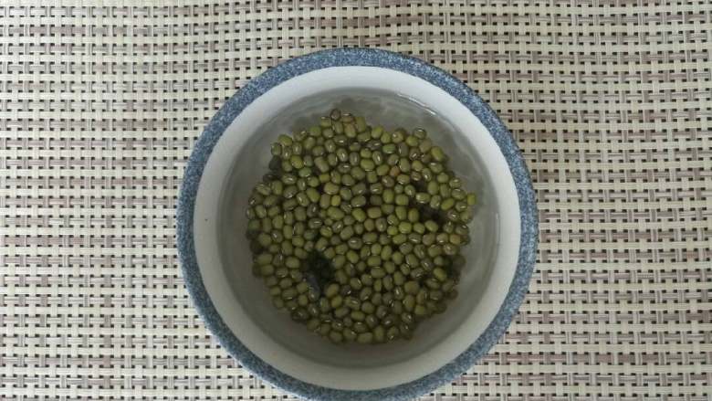 冰糖绿豆汤,锅中倒入泡好的绿豆，倒入清水，绿豆和清水的比例1：10