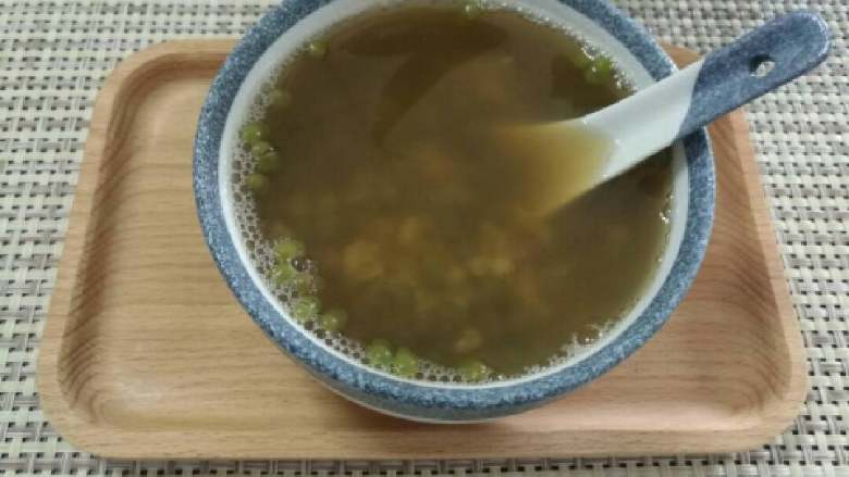冰糖绿豆汤,关火，把煮好的绿豆汤盛到干净小碗，消暑解渴。