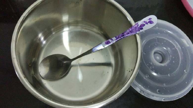 自制原味酸奶,先把容器消毒晾干,开水冲烫也可以,就是避免酸奶制作过程中混入杂菌。