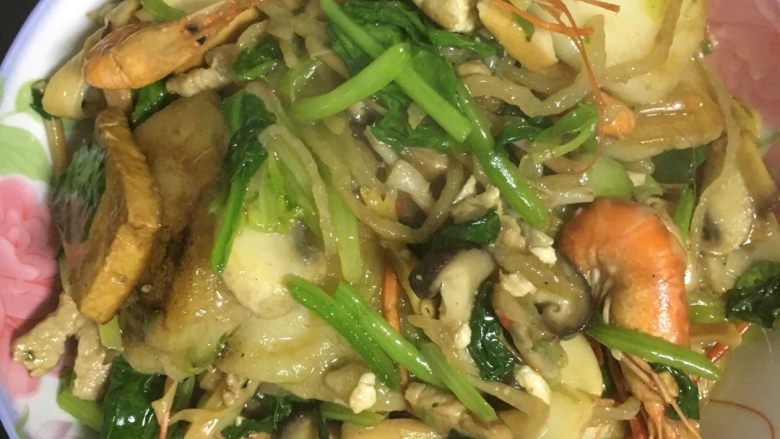 炒圆,另起锅烧热放油把肉炒一下,再把其它材料一起下锅炒熟,然后把炸好的圆倒入锅中一起翻炒均匀即可