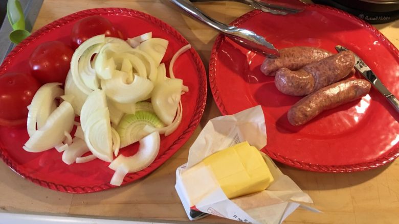 三人周末早餐,<a style='color:red;display:inline-block;' href='/shicai/ 29'>洋葱</a>切丝，<a style='color:red;display:inline-block;' href='/shicai/ 3551'>西红柿</a>横切一半。准备下锅