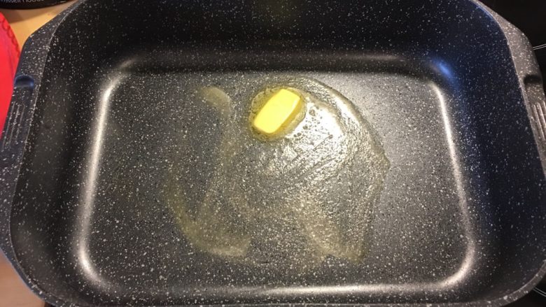 三人周末早餐,大平锅，比较懒的方法。简单粗暴。先下一点<a style='color:red;display:inline-block;' href='/shicai/ 887'>黄油</a>，不要太多因为肉肠自身还会出很多油。